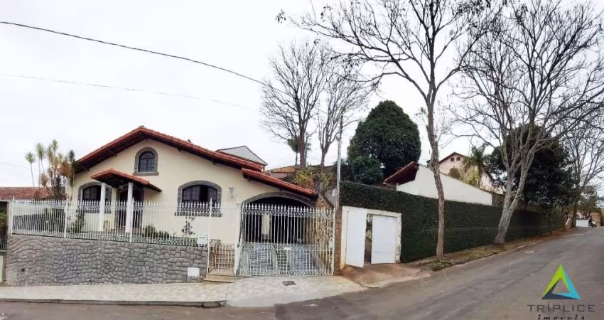 Casa 4 quartos com suíte, 2 salas e ampla área externa com quintal em localização privilegiada no Bom Clima.