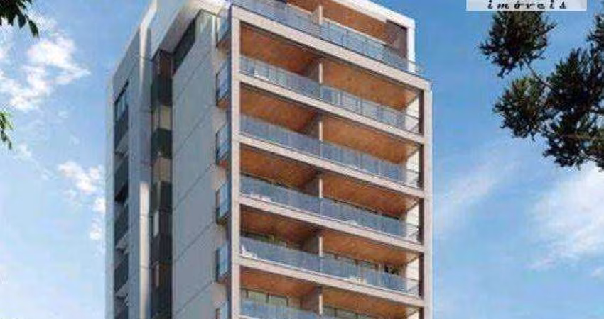 Cobertura triplex 4 quartos, 2 suítes, sala com lavabo e varanda gourmet, cozinha integrada,  2 vagas, 2 elevadores. Frente para a praça.  Centro.