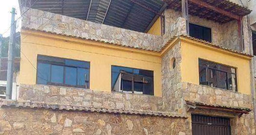 Casa ampla com 7 quartos, 3 suítes, dividida em 3 residências com 3 terraços, vista ampla, garagem. Acesso rápido ao centro. Oportunidade!