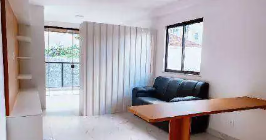 Studio mobiliado com varanda gourmet, vaga numerada, elevador, lazer no terraço. localização privilegiada no centro de juiz de fora.