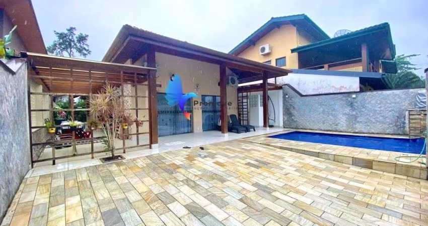 Casa térrea incrível no condomínio Pedra Verde, a poucos passos da praia.