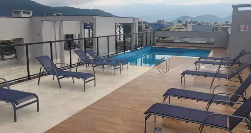 Localizado no 3o andar de frente para uma rua tranquila, o apartamento conta com uma sala de estar e jantar com lavabo, varanda gourmet espaçosa com c