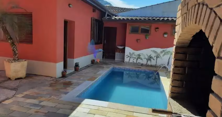 casa está localizada a apenas 200 metros do mar, permitindo que você desfrute da praia sempre que desejar.