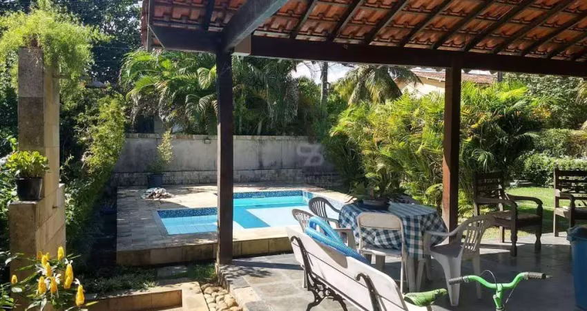 Casa linear de 3 quartos / 1 suíte, piscina, churrasqueira e 3 vagas