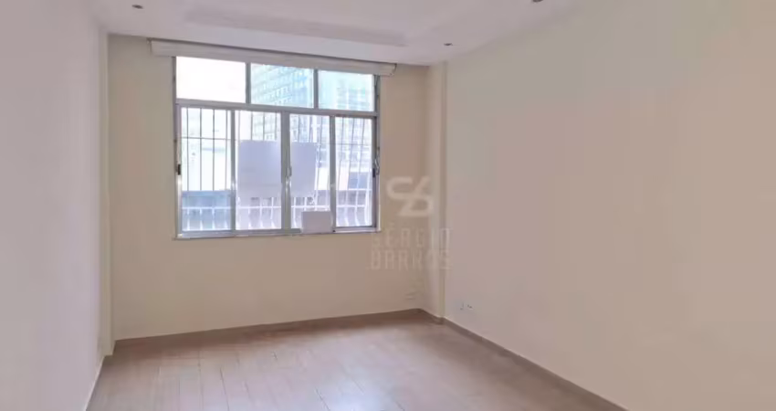 Apartamento de 2 quartos na quadra da praia de icaraí, vazio, armários.
