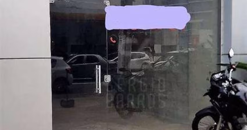Loja com 30 m², em rua de grande fluxo de veículos, com 2 banheiros e jirau.