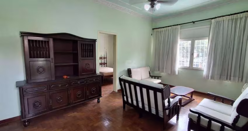Casa tipo sobrado de 2 quartos, copa, cozinha, de frente para Alameda, churrasqueira e 2 vagas.