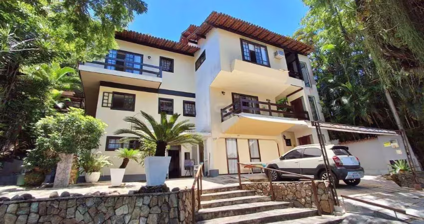 Casa no melhor condomínio da região Oceânica, Vale de Itaipú, 4 quartos, piscina e sauna.