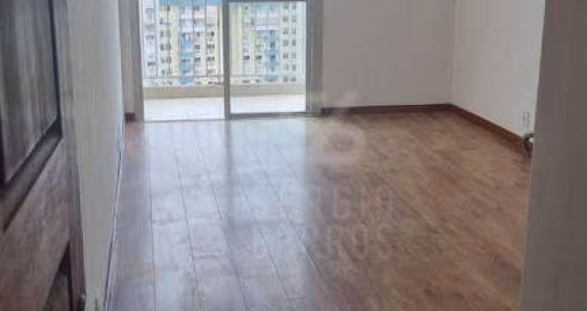 Apartamento 2 quartos com varanda e 1 vaga. Vazio. Todo reformado.