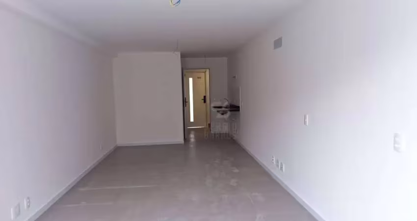 Apartamento tipo studio, no centro, próximo às barcas e ao plaza shopping. vazio.