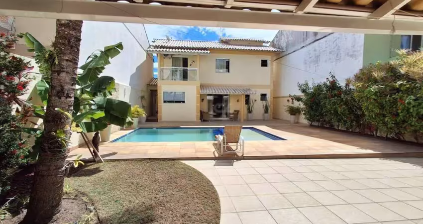 Belíssima casa duplex de 4 quartos, 1 suíte,  em rua fechada próximo ao mercado Maravista, 1 vaga coberta. Piscna e churrasqueira.