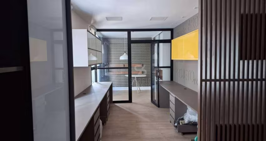 Sala comercial em Icaraí, toda montada, vazia, andar alto, muito bom gosto, 1 vaga.