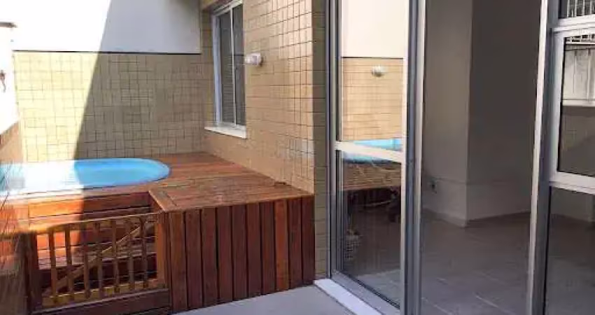 Cobertura duplex com 3 quartos, 1 suíte, vazia, piscina e churrasqueira, 2 vagas.
