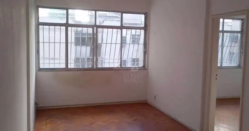Apartamento de 2 quartos no miolo de  icaraí, vazio, sol da manhã.