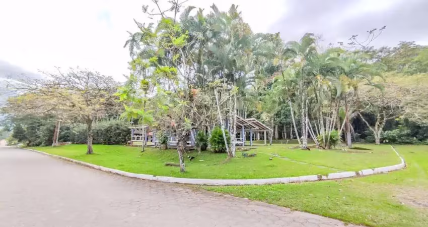 Casa com 4 lotes e 5 dormitórios e piscina em condomínio exclusivo no mar verde i
