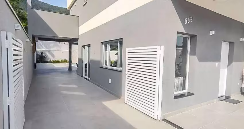 Sobrado espetácular 3 suítes com piscina em condomínio fechado