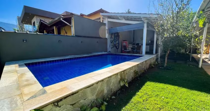 Casa alto padrão 4 dormitórios com piscina em condomínio fechado