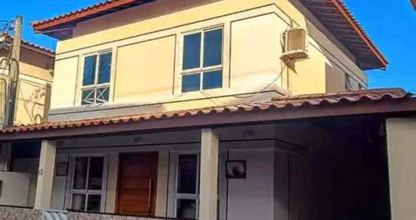 Seu Refúgio em Stella Maris: Casa em Condomínio à Venda 4/4 duas suites.
