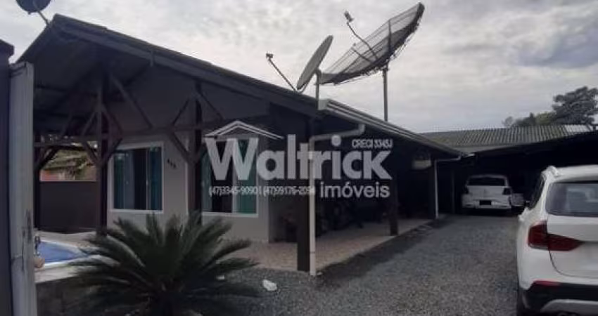 Casa Localizada no Bairro de Armação á 900 Metros da Praia.