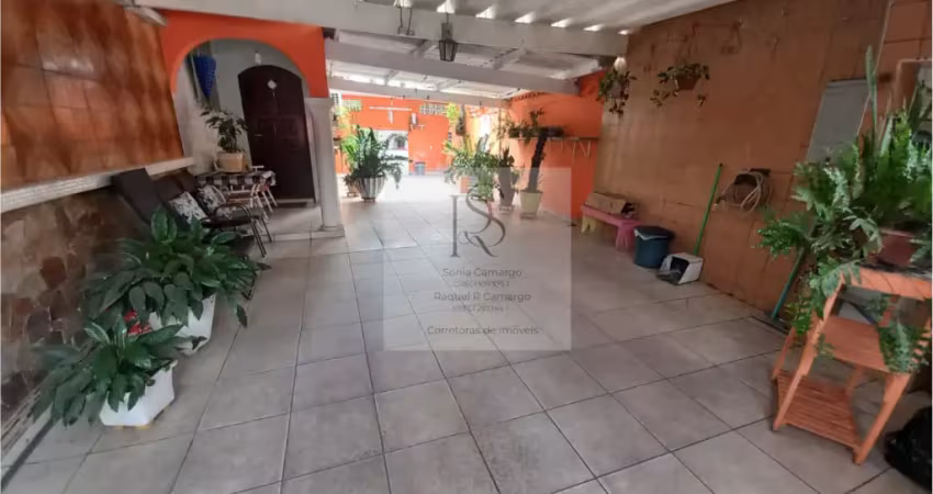 Linda casa independente com 2 dormitórios e vaga para 3 autos