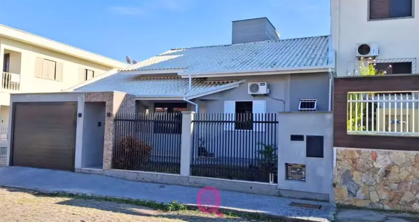 Casa SEMIMOBILIADA disponível para venda no Bairro de Oficinas.