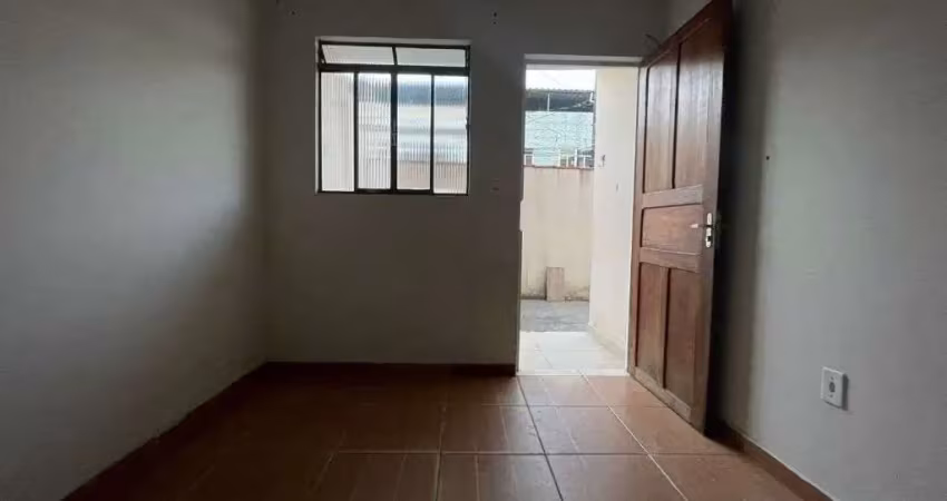 Casa com 2 quartos para alugar, 100 m² por r$800,00/mês - caiçaras - juiz de fora/mg