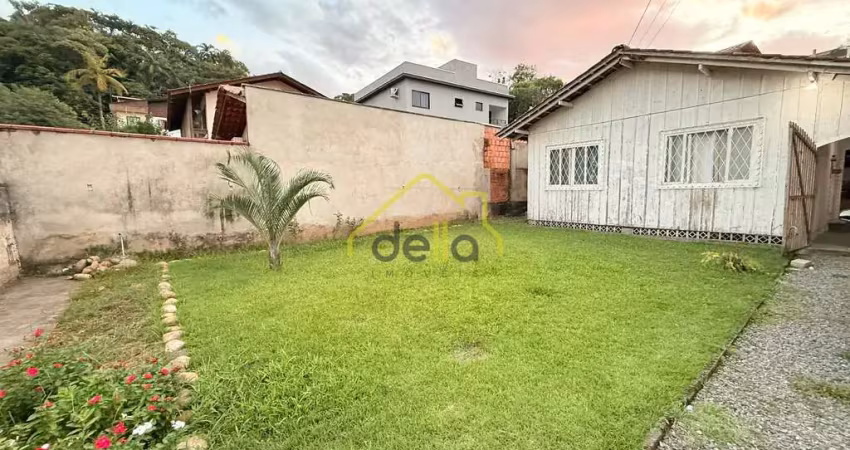 Casa de madeira  muito bem localizada entre os bairros iririú e saguaçu!