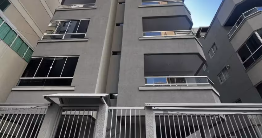 Apartamento de 2 dormitórios com 1 vaga de garagem na meia praia!