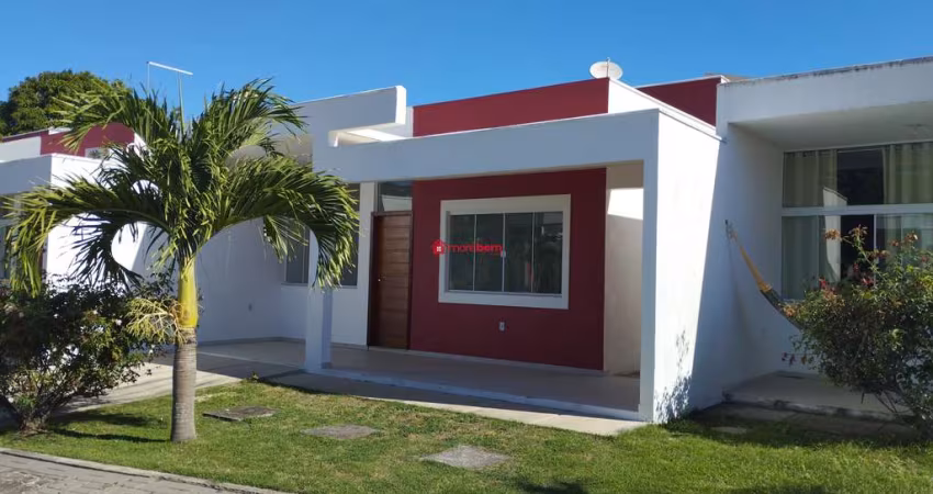 Excelente casa em condomínio, com 2 quartos e uma suíte, a 150 metros da praia.