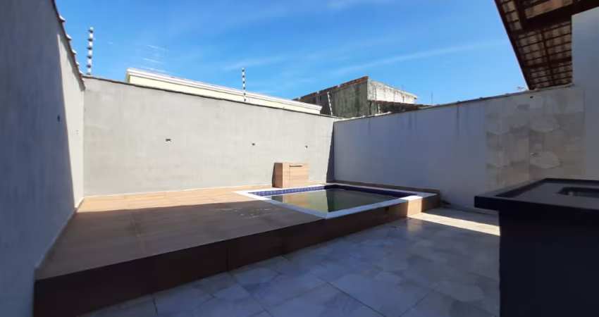 LINDA CASA NA PRAIA LADO PRAIA EM RUA PAVIMENTADA A MENOS DE 500 METROS DA PRAIA