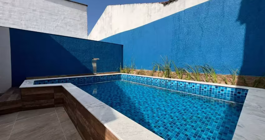 Linda casa na praia com piscina com cascata e área gourmet com churrasqueira