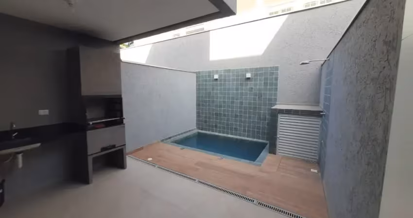 Sobrado de alto padrão localizado de frente para o mar com piscina e área gourmet