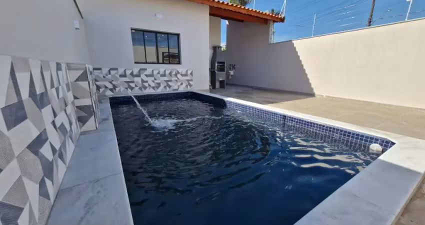 Linda casa na praia a apenas 300m do mar com piscina com cascata e área gourmet