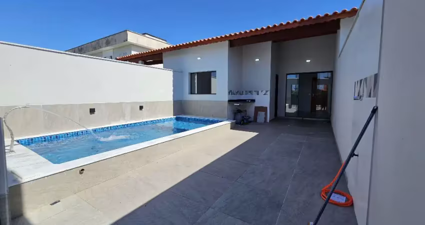 Linda casa na praia com ampla piscina e área gourmet coberta
