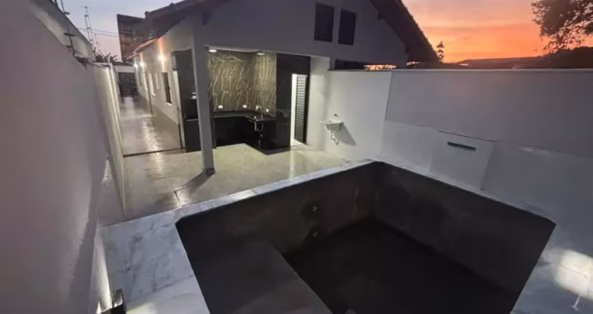 Linda casa de alto padrão na praia com piscina com cascata e área gourmet