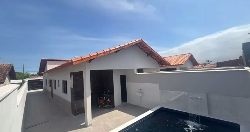 Linda casa na praia a apenas 500m do mar com piscina com cascata e área gourmet