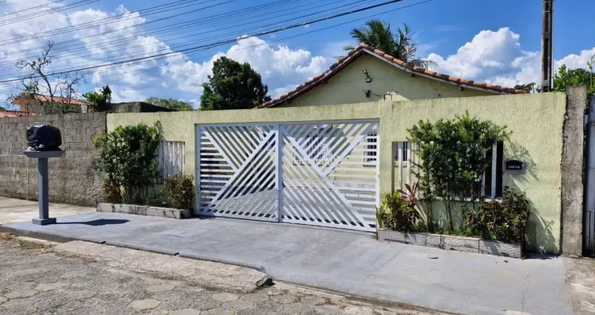 Linda casa na praia com área gourmet  e amplo quintal em lote inteiro