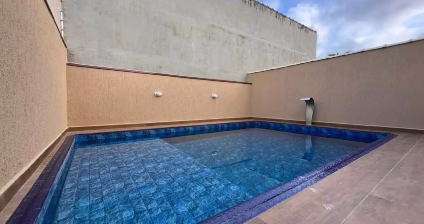 Linda casa na praia com piscina com cascata e área gourmet coberta