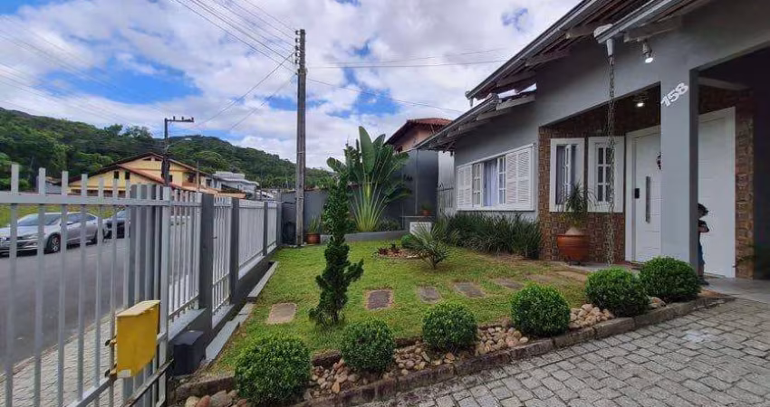 Residência Averbada com 3 Dormitórios e Área de Festas com Piscina no Bom Retiro, Joinville/SC