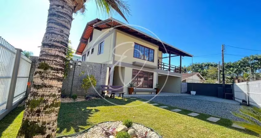Sobrado amplo com 5 dormitórios, piscina e área de lazer no boehmerwald  joinville/sc