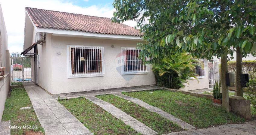 Casa 2 dormitórios, com 1 suíte, piscina aos fundos.