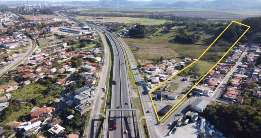 Terreno à venda na Avenida Nereu Ramos, 185, Vila Flor, Capivari de Baixo