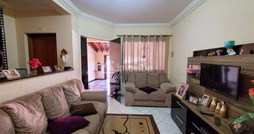 Sobrado a venda no Jardim Dona Regina, 150m² de terreno, 254m² de construção.