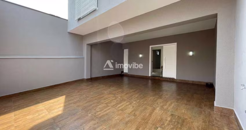 Casa assobradada com dois dormitórios no Centro da cidade de Santa Bárbara D'Oeste.