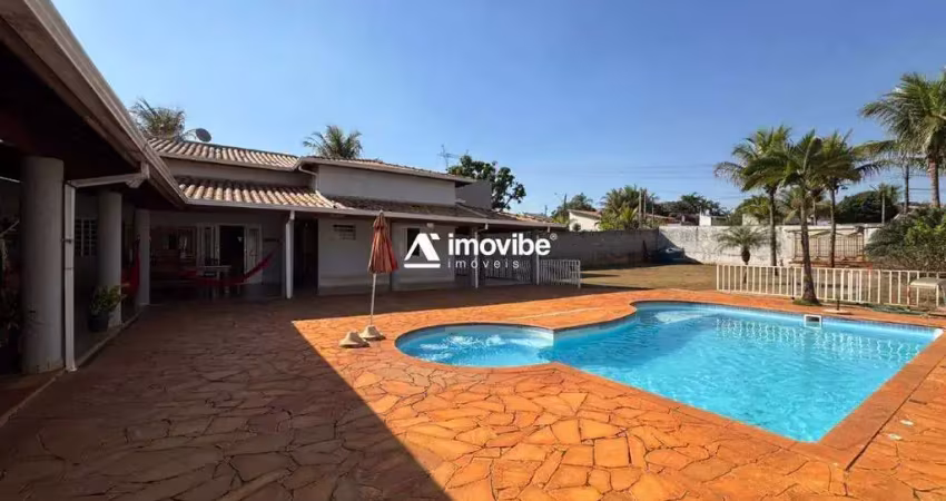Chácara com piscina, 03 dormitórios, espaço gourmet e amplo quintal arborizado