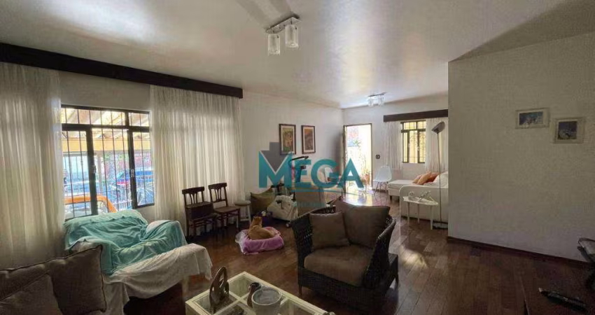 Belíssima casa com 4 quartos sendo 1 suíte, 4 banheiros, Living para 3 ambientes amplos..