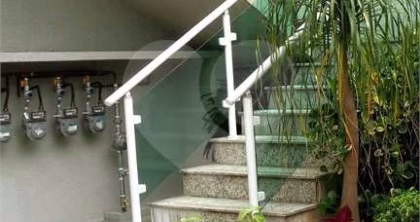 Sobrado em condomínio fechado com 2 suítes e espaço gourmet. 5 minutos a pé  Metrô Parada Inglesa