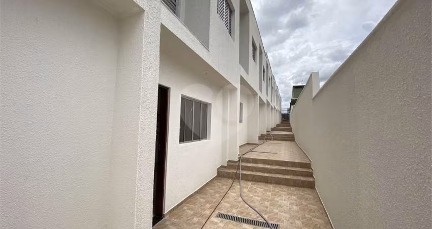 Sobrado em condomínio fechado com 2 dormitórios, 1 banheiro, cozinha, sala e lavanderia