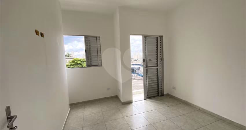 Sobrado em condomínio fechado com 2 dormitórios, 1 banheiro, cozinha, sala e lavanderia,