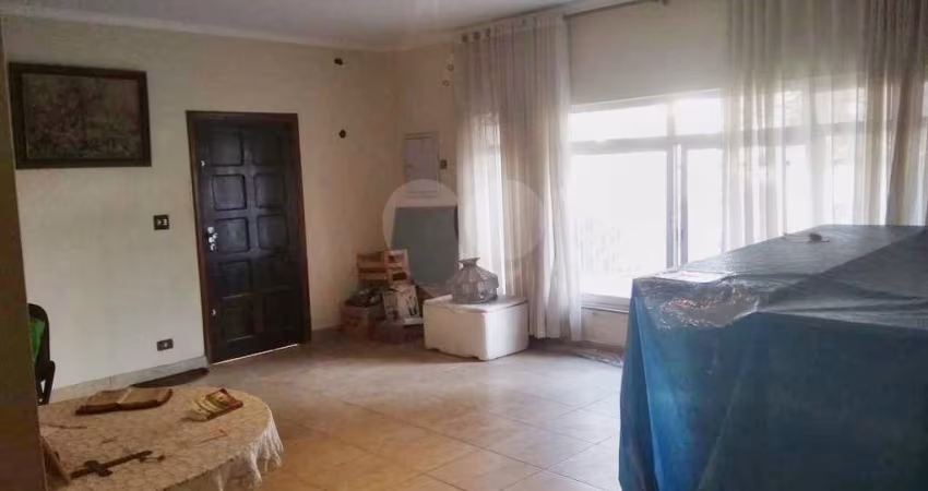 Casa no bairro do Tremembé. Construção sólida. Precisa de modernização